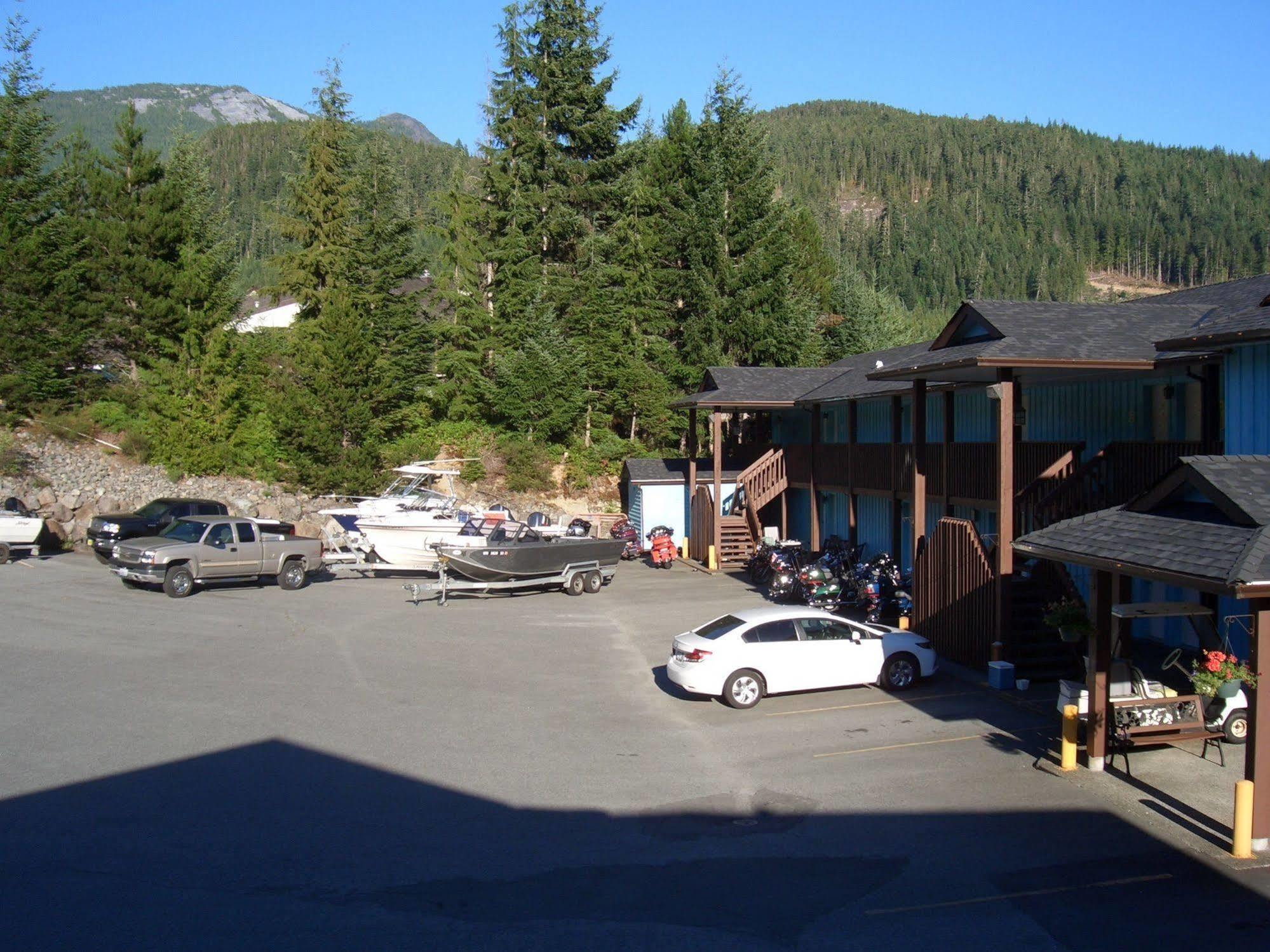 RIDGEVIEW MOTOR INN | ⋆⋆⋆ | GOLD RIVER, CANADA | SEASON DEALS FROM $78